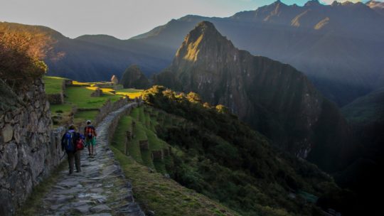 Discesa finale da Inti Punku verso Machu Picchu al tramonto