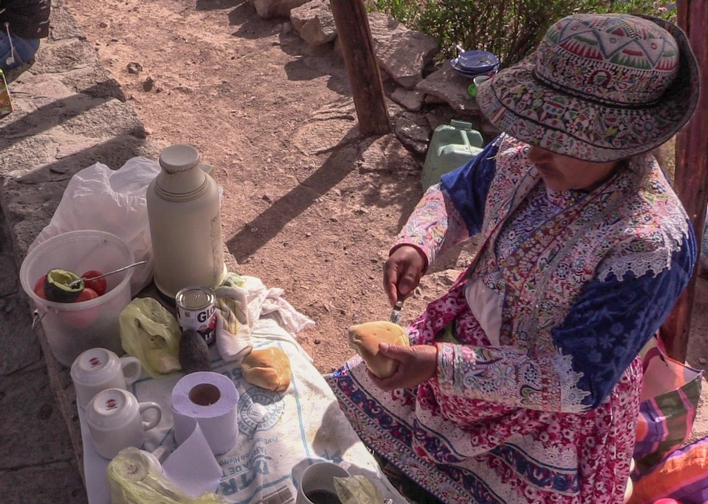 donna prepara un panino con avocado in strada
