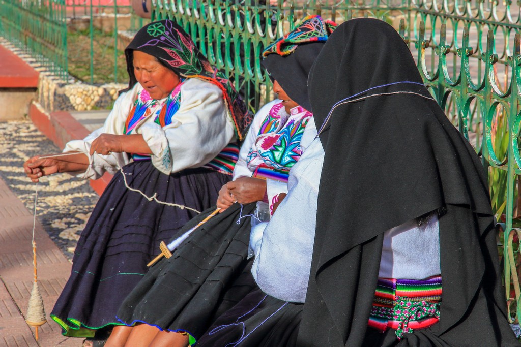 come visitare Amantaní e Taquile Donne di  Amantaní che filano in piazza