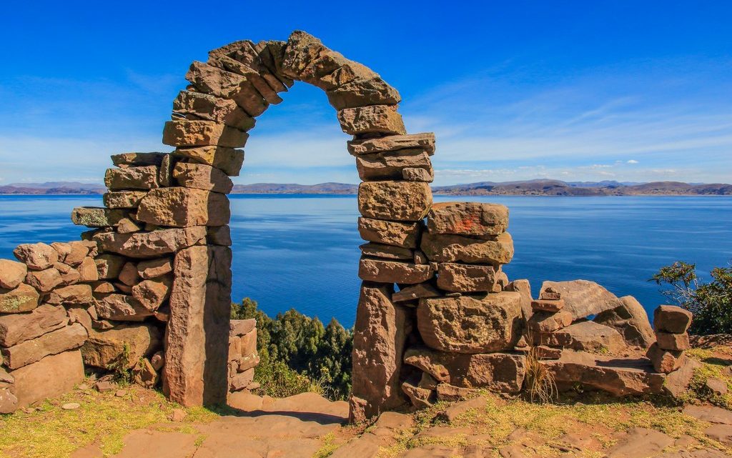 come visitare amantani e taquile arco di pietra