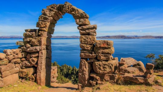 come visitare amantani e taquile arco di pietra