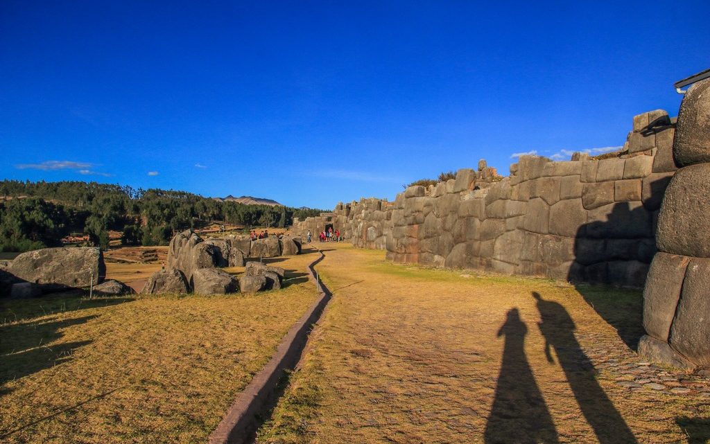 i dintorni di cusco muri di pietra di una fortezza