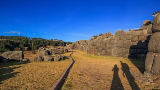 i dintorni di cusco muri di pietra di una fortezza