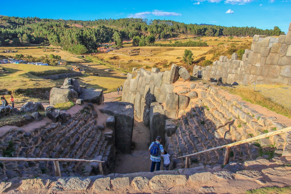 Cosa vedere nei dintorni di Cusco Altro ingresso alle mura con vallata verde