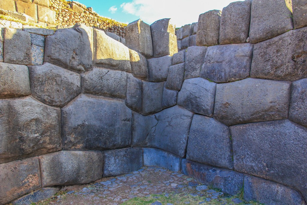 muro ad angolo con pietre incastrate