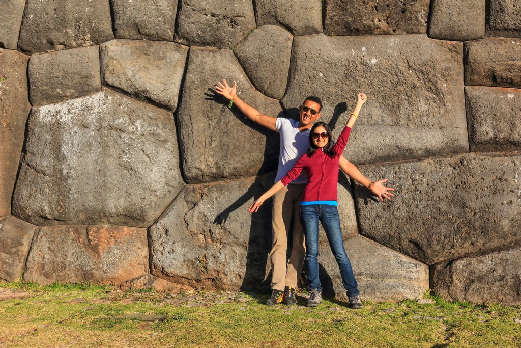 coppia davanti I muri di pietre incastrate di Sacsayhuaman - sono enormi