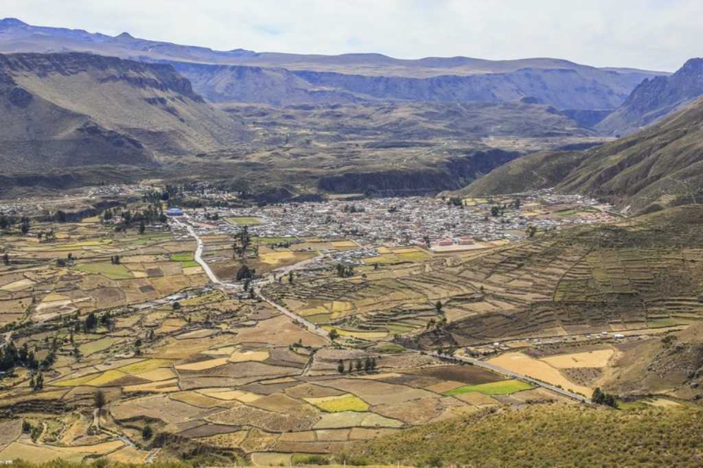 Il villaggio di Chivay dalla strada proveniente dal Paso de Patopampa