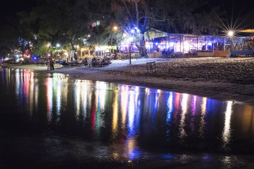 luci serali riflesse sulla spiaggia