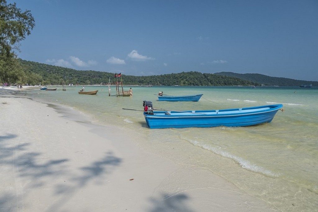 Guida a Koh Rong Samloem spiaggia con barca azzurra