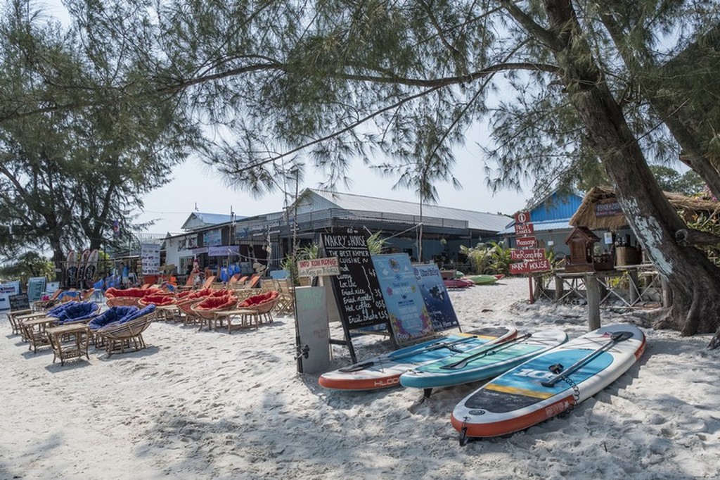 spiaggia attrezzata con kayak