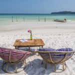 guida a Koh Rong Samloem divanetti e tavolino fronte mare