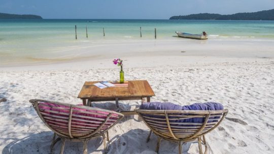 guida a Koh Rong Samloem divanetti e tavolino fronte mare