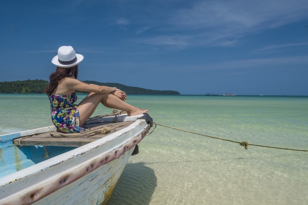 10 cose da fare a Koh Rong Samloem ragazza guarda il mare da una barca