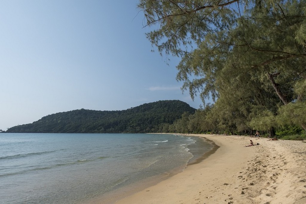 Guida a Koh Rong Samloem spiaggia con montagne e alberi