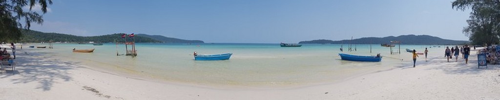 Guida a Koh Rong Samloem spiaggia con barche