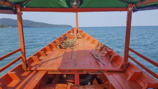 cosa fare a Koh Rong Samloem barca che solca il mare