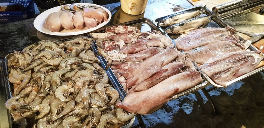 assortimento di pesce fresco per barbecue