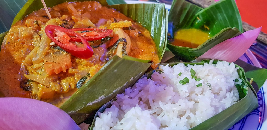 Dove mangiare khmer a Siem Reap Fish Amok servito con riso basmati e salsa di accompagnamento