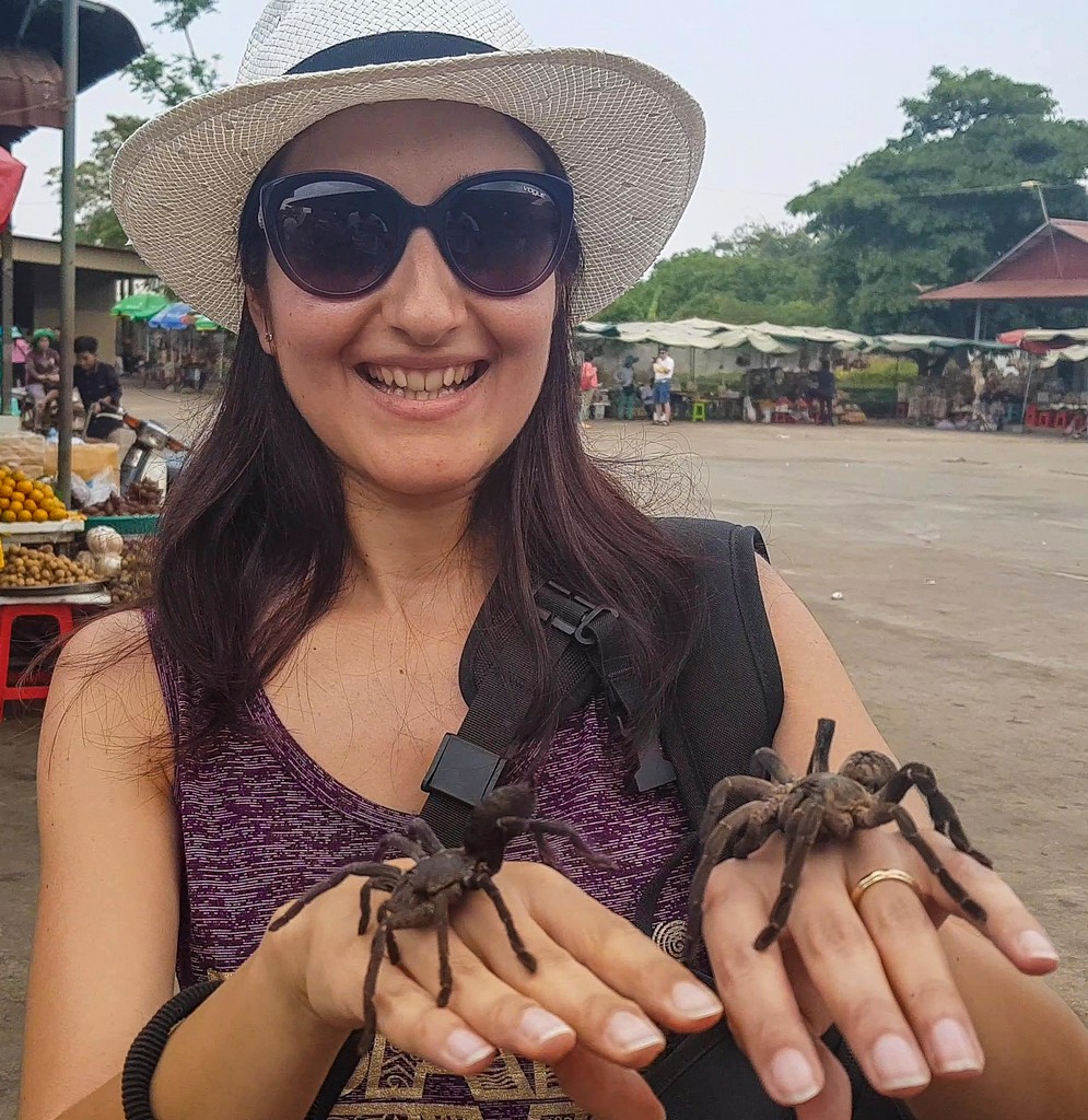 ragazza con tarantola in mano