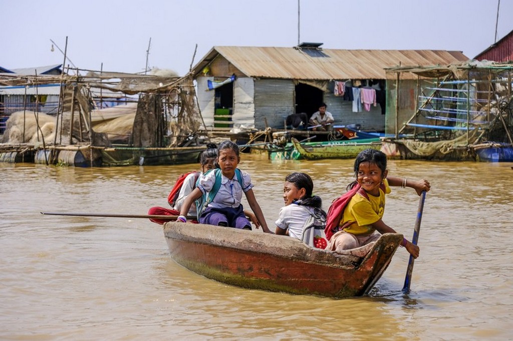 come visitare Kompong Khleang bambine navigano sul fiume
