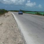 guidare a cuba auto su strada sul mare