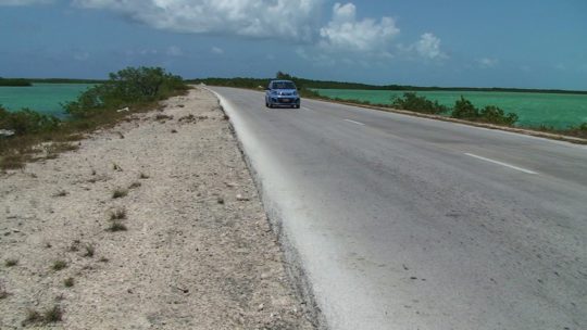 guidare a cuba auto su strada sul mare