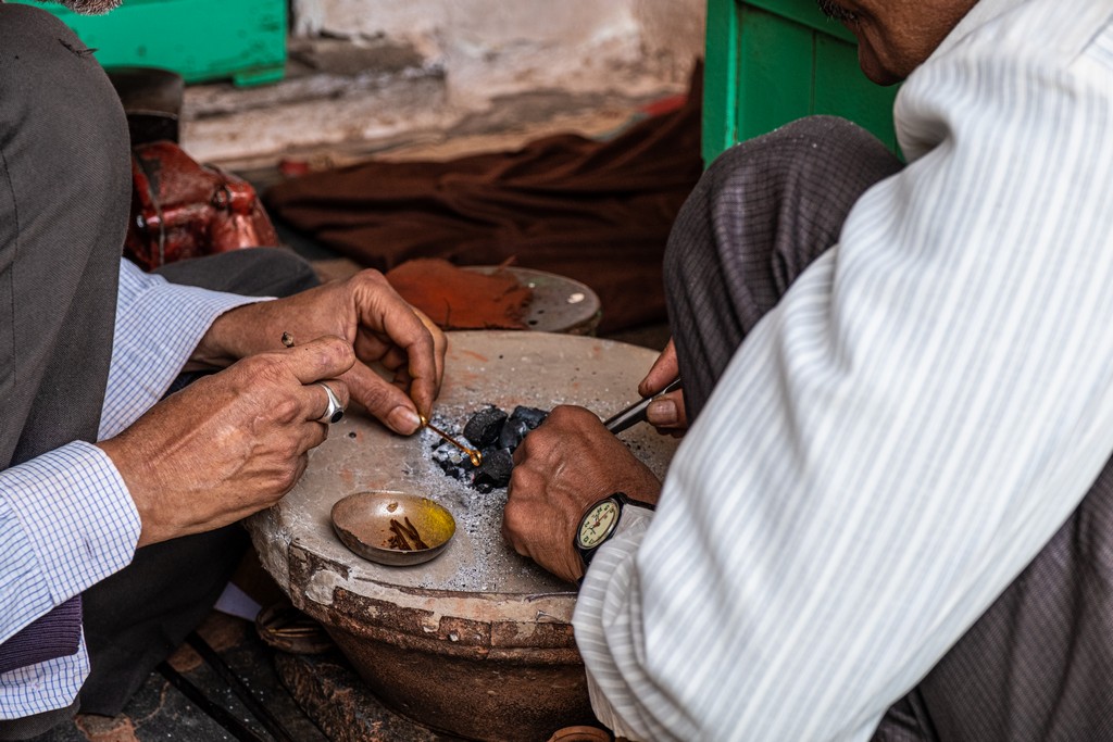 Impressioni a caldo in India lavorazione del rame