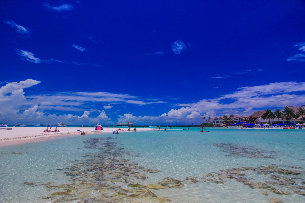 Guida a Isla Mujeres spiaggia con acqua cristallina