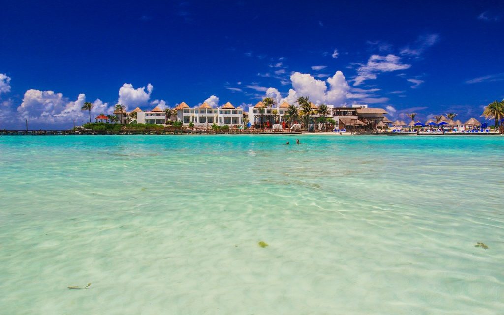 guida a isla mujeres spiaggia con hotel in fondo