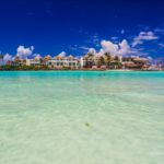 guida a isla mujeres spiaggia con hotel in fondo