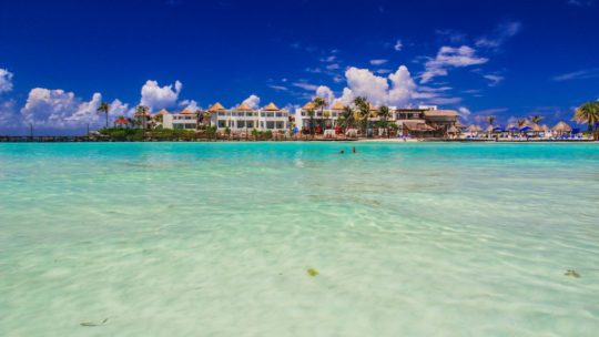 guida a isla mujeres spiaggia con hotel in fondo