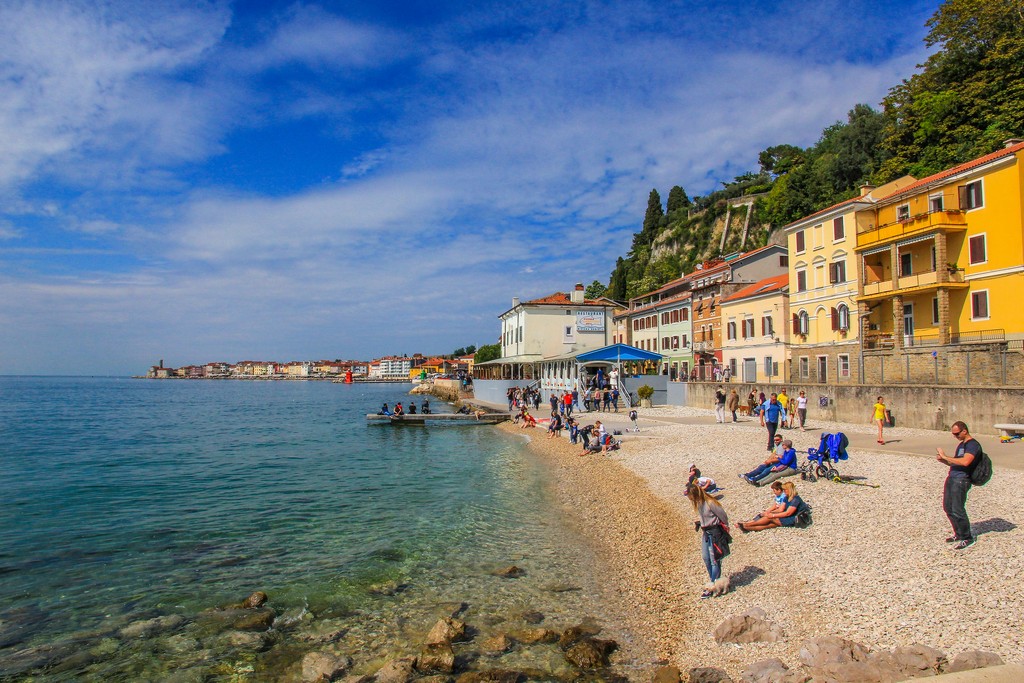 cosa vedere a pirano lungomare con persone