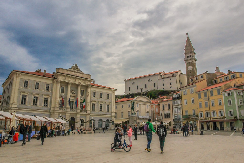 piazza con persone