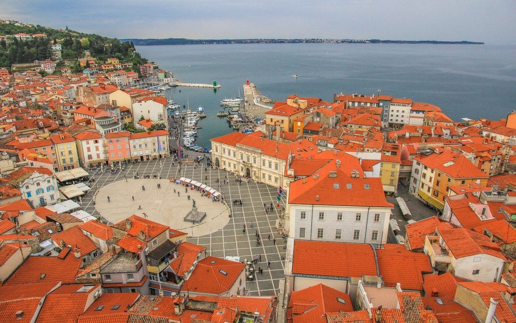 cosa vedere a PIrano piazza centrale vista dall'alto