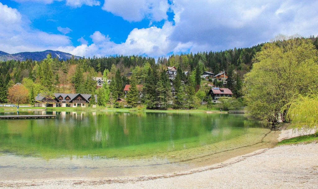 Le vette innevate dietro al lago di Jasna