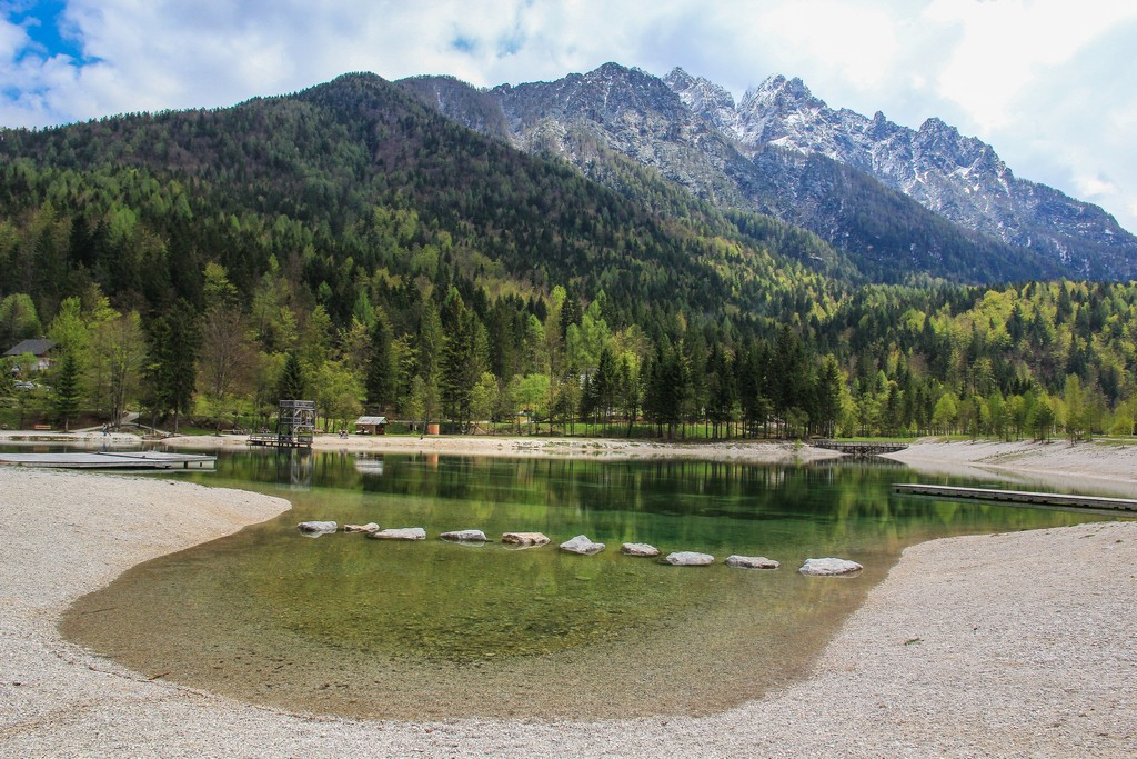 Le vette innevate dietro al lago di Jasna