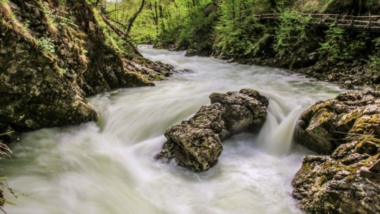 il tempo di scatto in fotografia rapide nel fiume