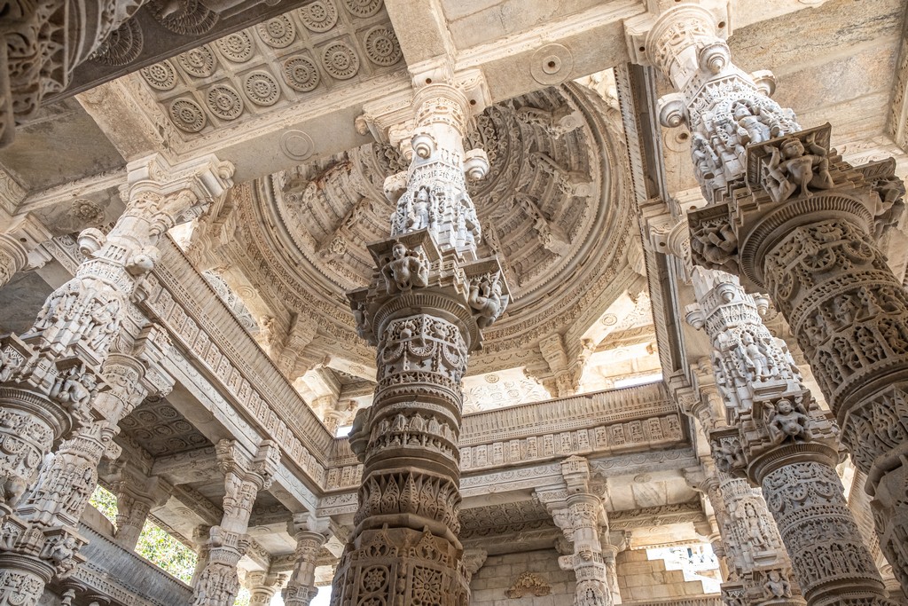 Visita ai templi di Ranakpur pilastri scolpiti reggono la cupola