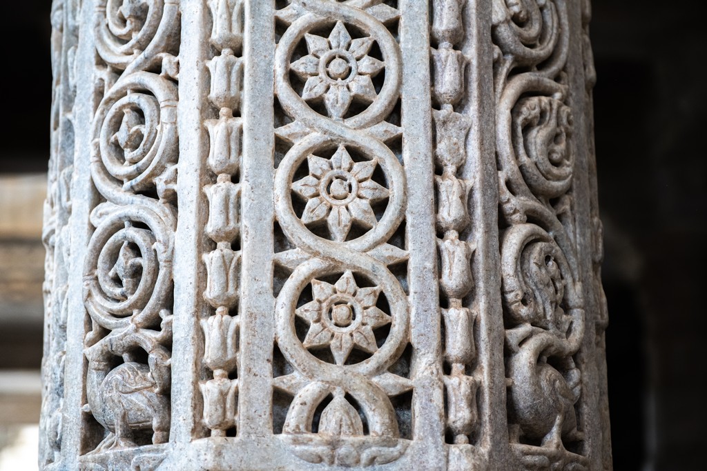 Visita ai templi di Ranakpur colonna decorata a motivi floreali