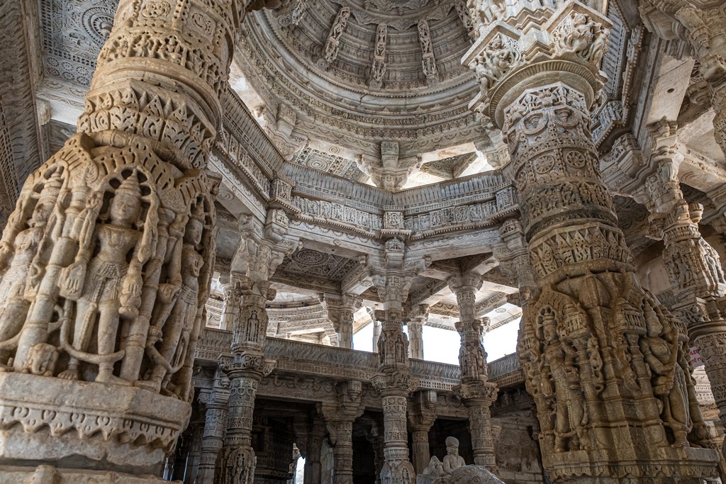 Visita ai templi di Ranakpur sculture sulle colonne