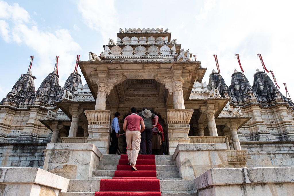 Visita ai templi di Ranakpur ingresso al tempio con persona