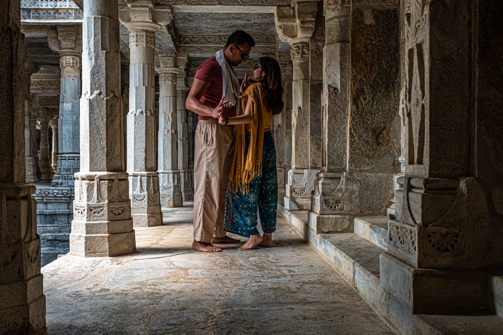 Visita ai templi di Ranakpur visita ai templi di ranakpur coppia si guarda