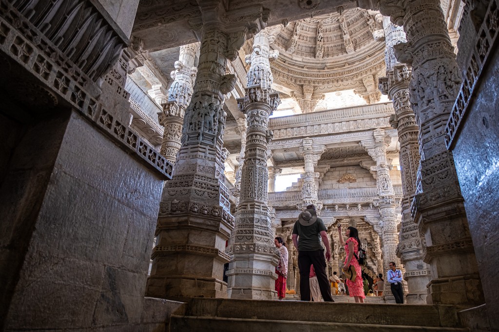 Visita ai templi di Ranakpur ingresso del tempio con colonne decorate