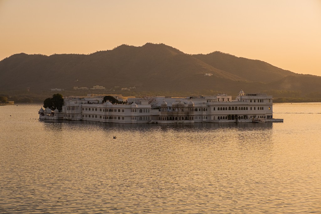 Soggiornare in un heritage hotel hotel  sul lago taj lake palace