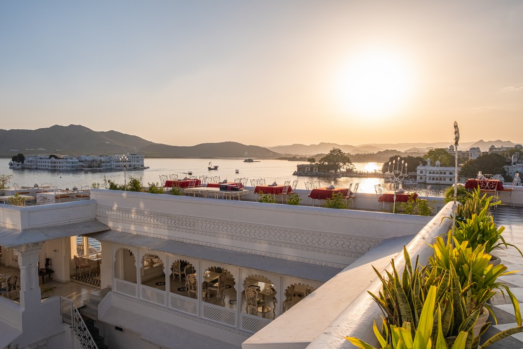 Superare la paura dell'India haveli fronte lago con cortile