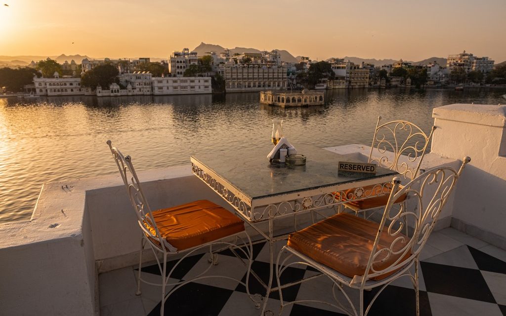 10 motivi per visitare udaipur sedie al tramonto