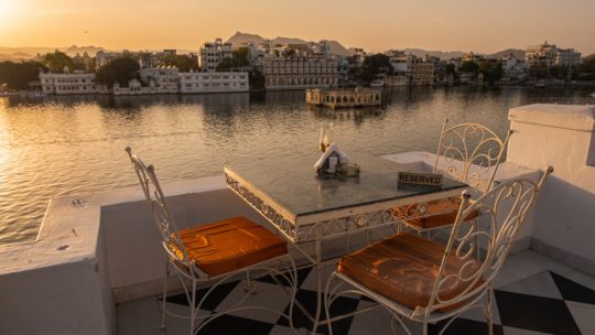 10 motivi per visitare udaipur sedie al tramonto