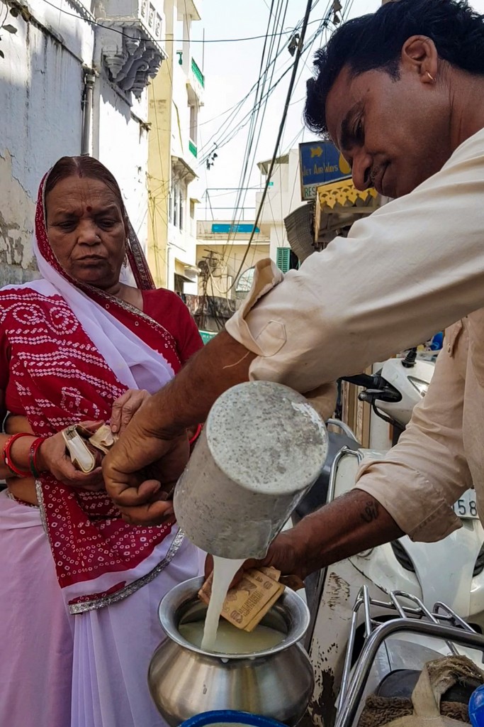 5 cose da fare a Udaipur lattaio che versa il latte