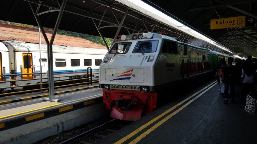 treno arriva in stazione a Surabaya