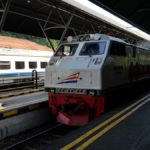 come prenotare treni indonesiani treno arriva in stazione a Surabaya